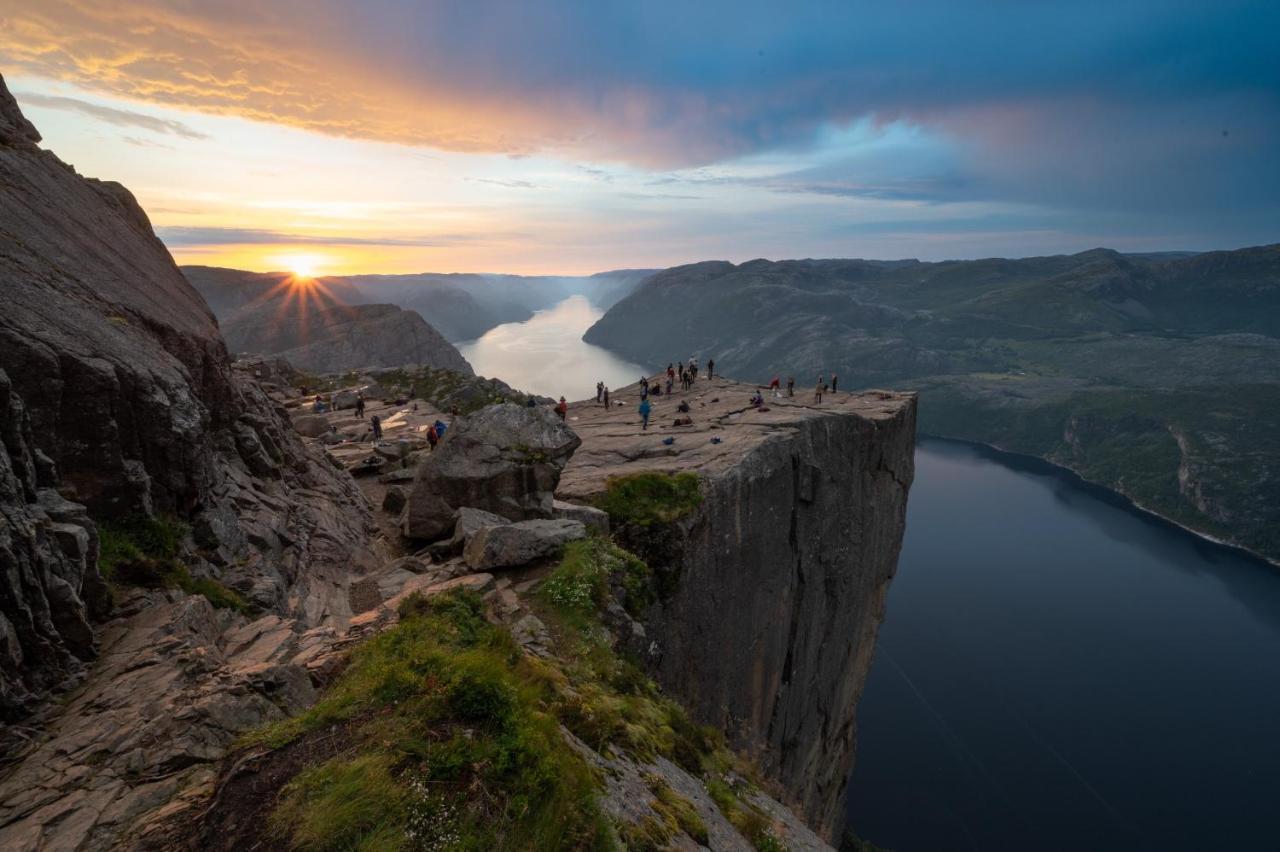 Hotel Nokling & Camping Hjelmeland Екстериор снимка