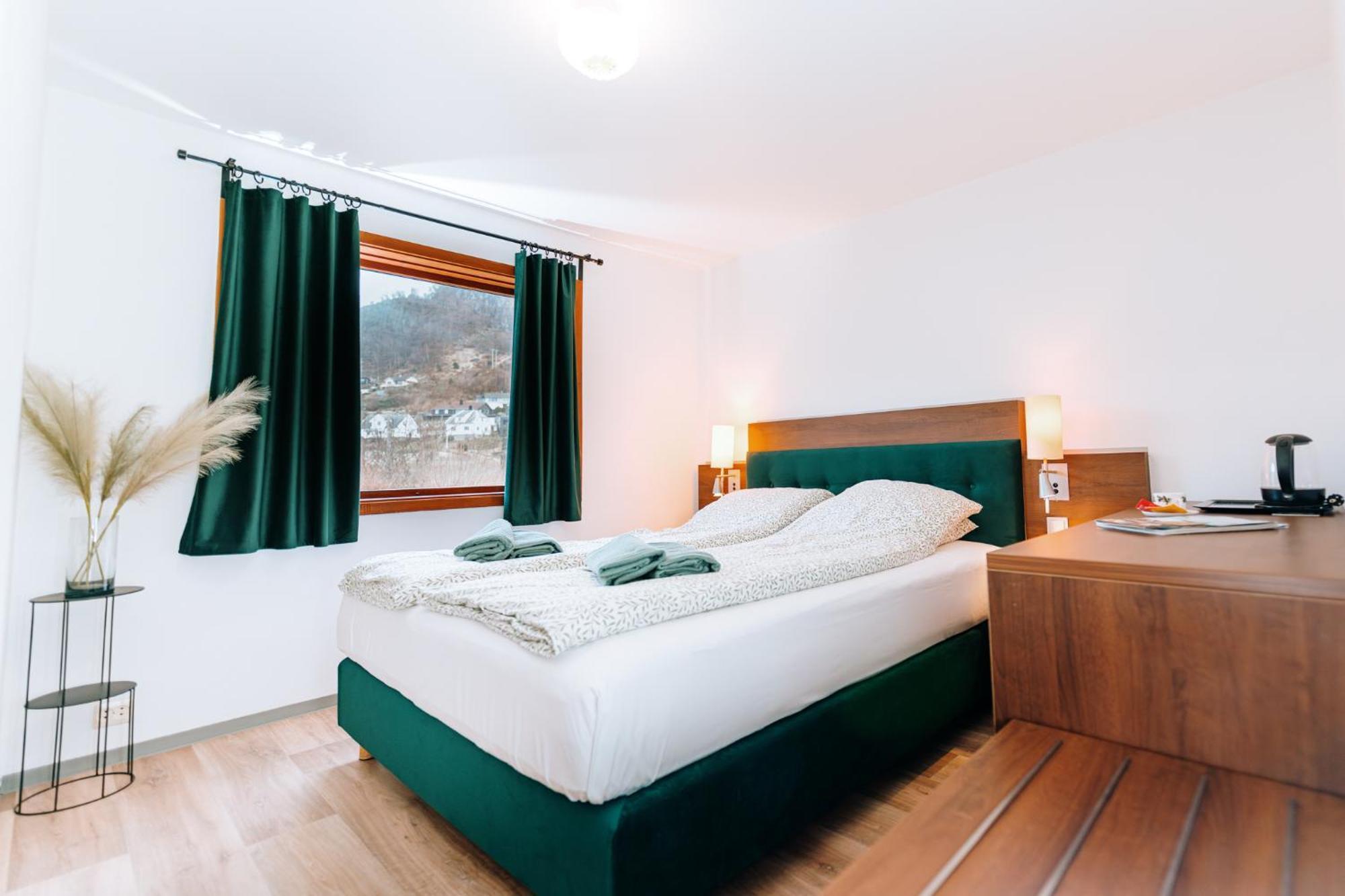 Hotel Nokling & Camping Hjelmeland Екстериор снимка