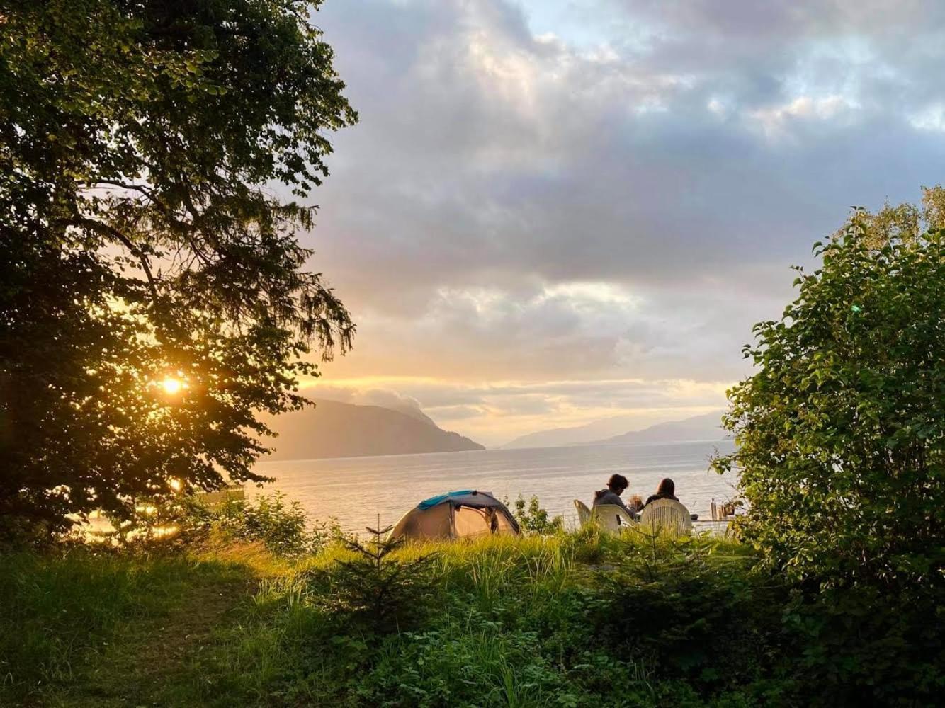 Hotel Nokling & Camping Hjelmeland Екстериор снимка