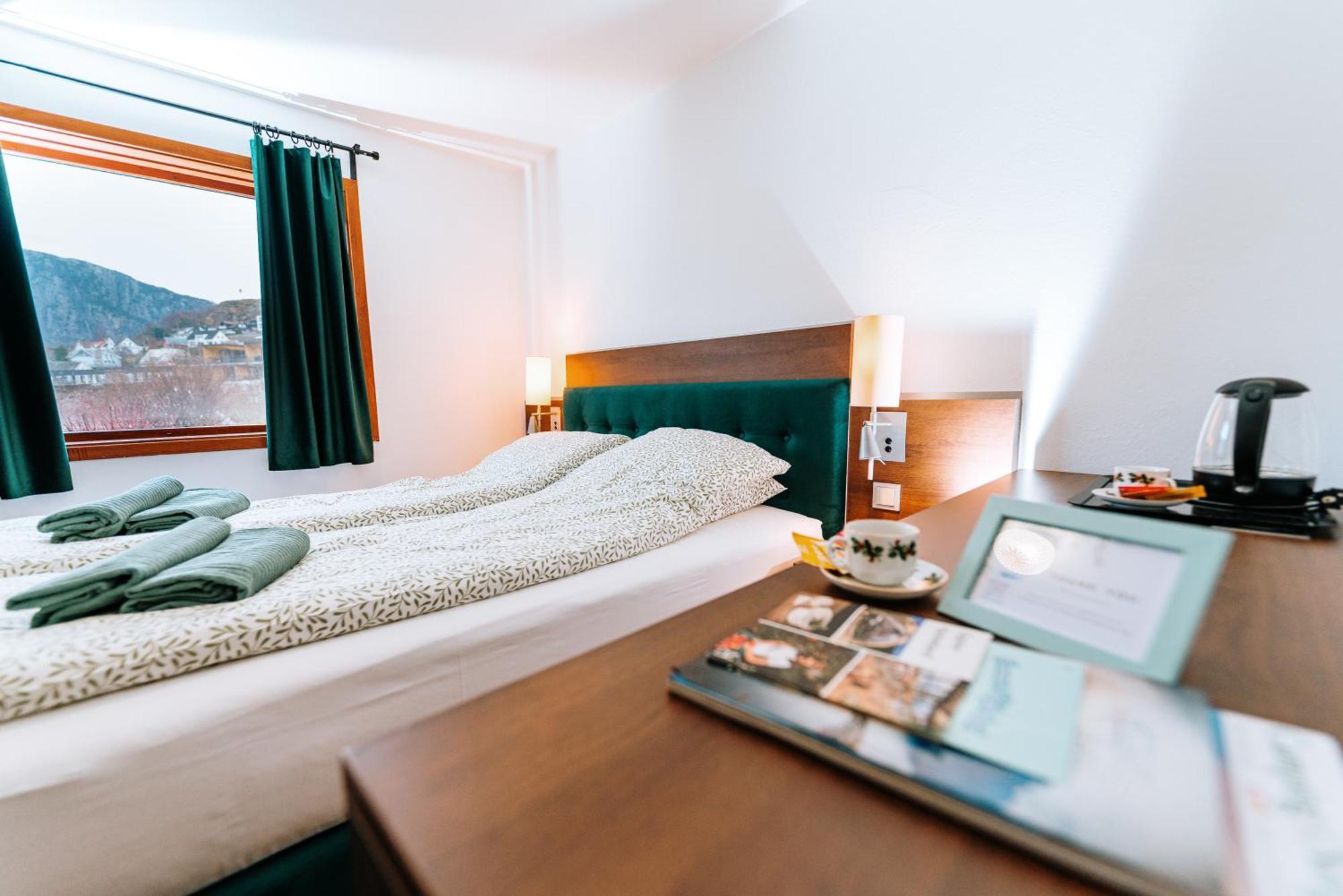 Hotel Nokling & Camping Hjelmeland Екстериор снимка